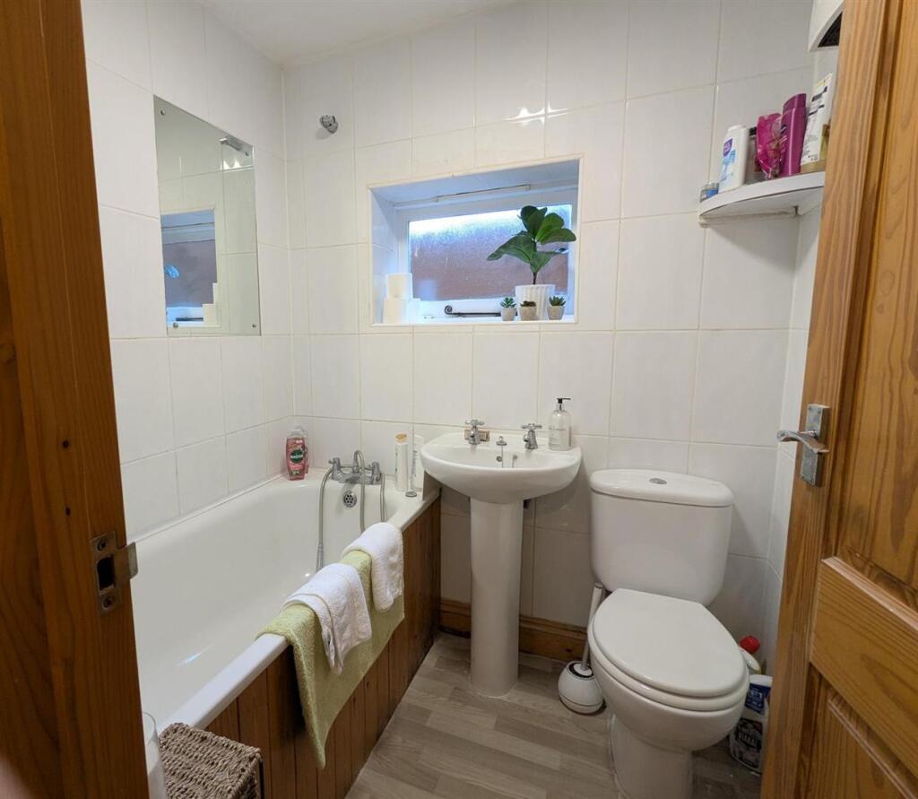bathroom 3.jpg