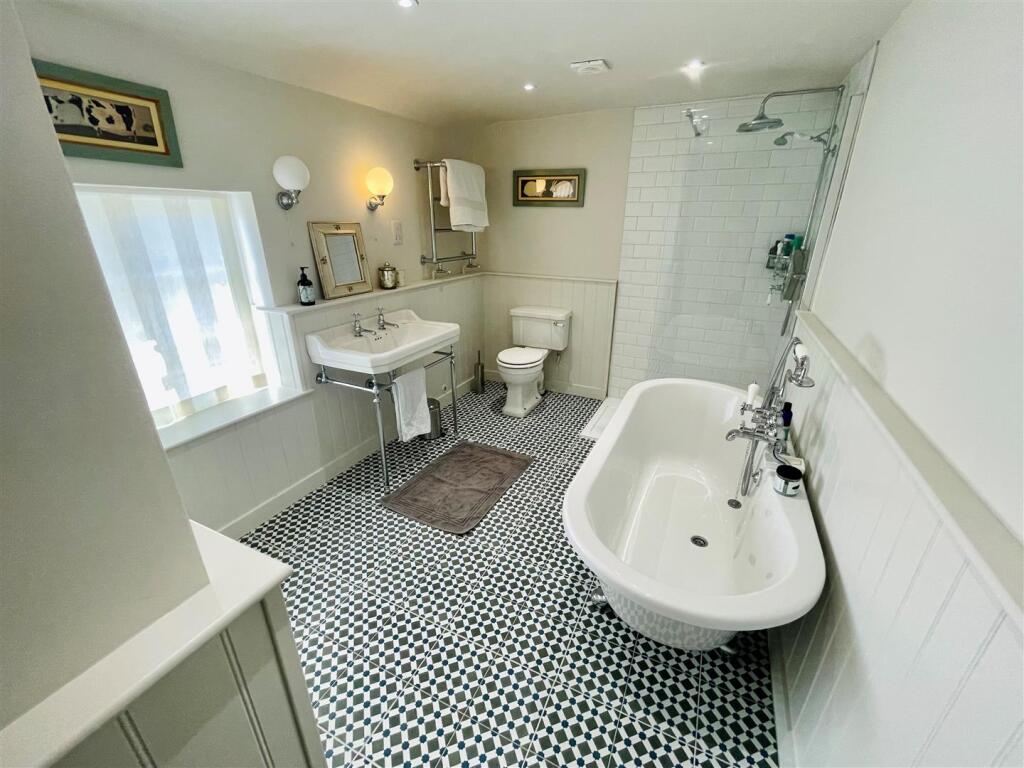 main bathroom.jpg