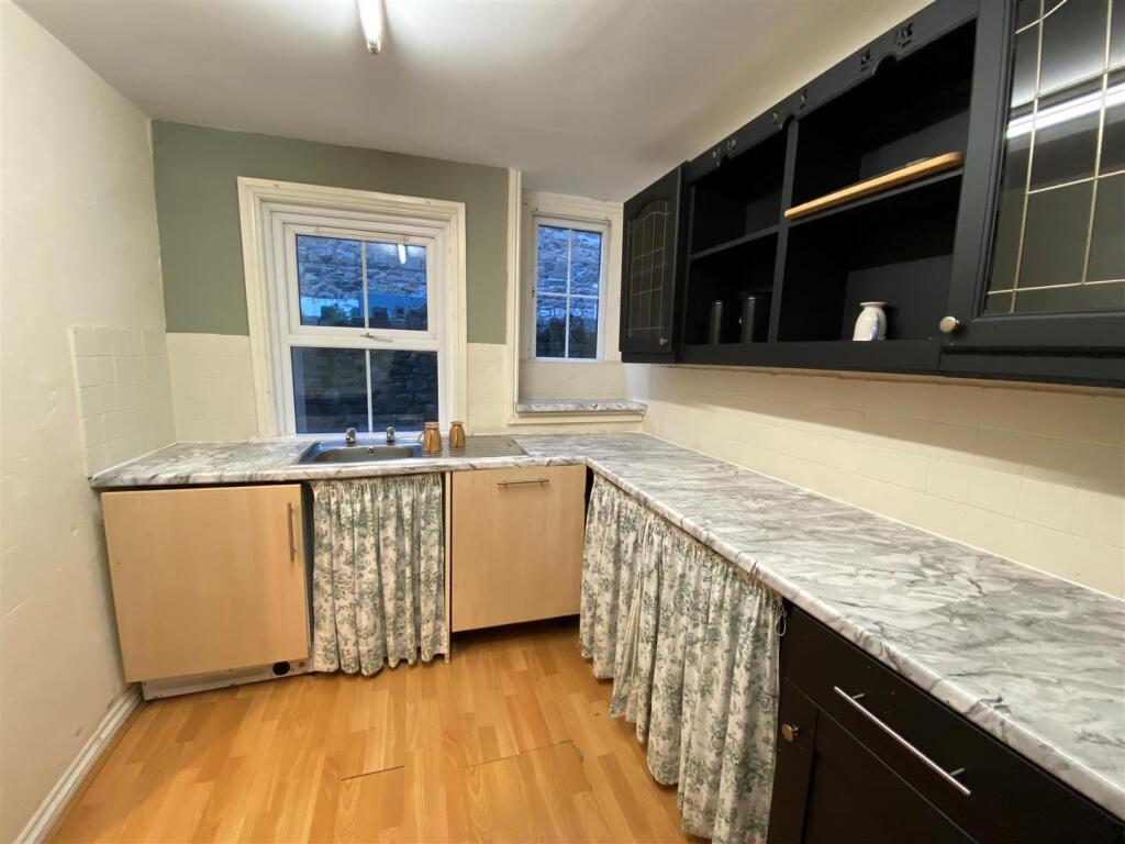 96 High Street rear flat - kitchen 2.jpg