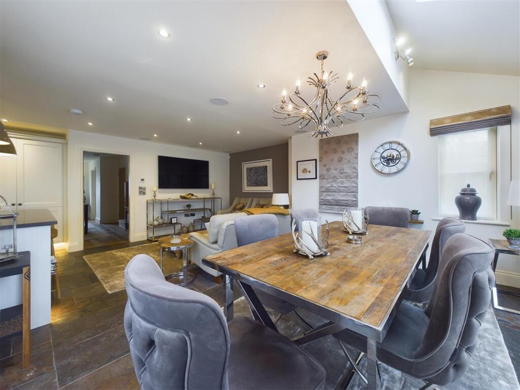 KITCHEN/RECEPTION ROOM