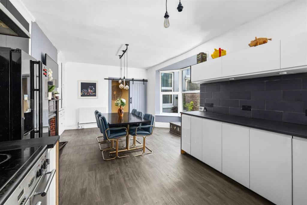 Kitchen/Dining Room 3