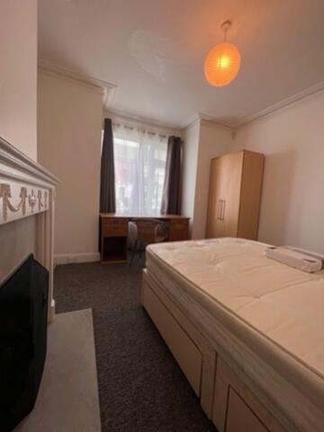 3 Totland Road - Bedroom 1 (2)