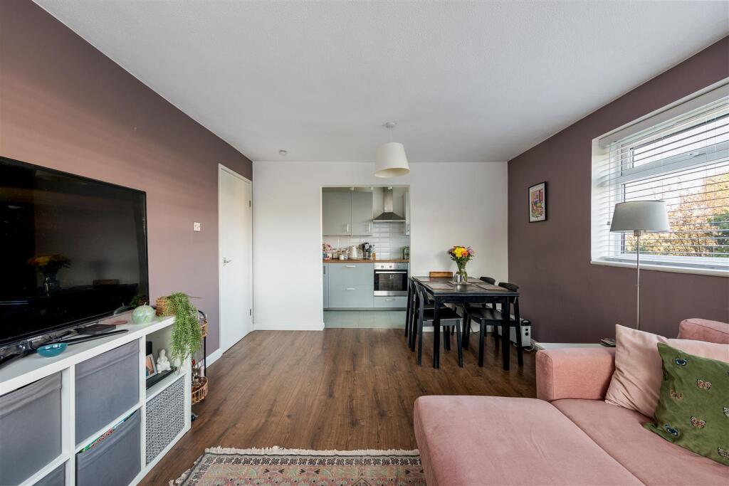 Lynwood Close, E18