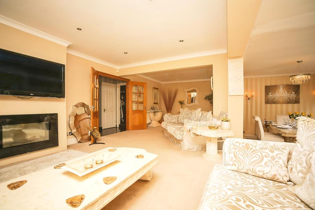 Lounge/Dining Room