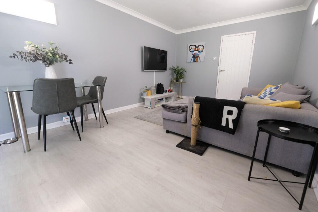 SITTING/DINING ROOM
