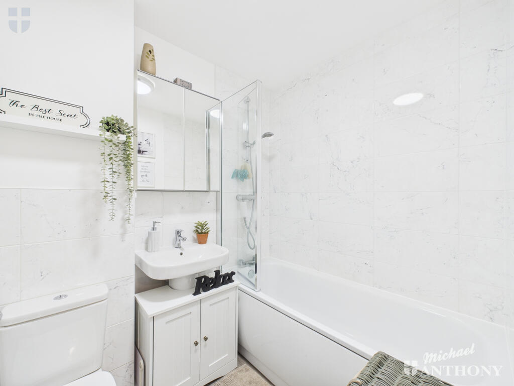 CAM03218G0-PR0790-STILL010