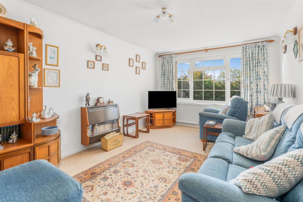 37 Sycamore Drive, Banbury-6.jpg