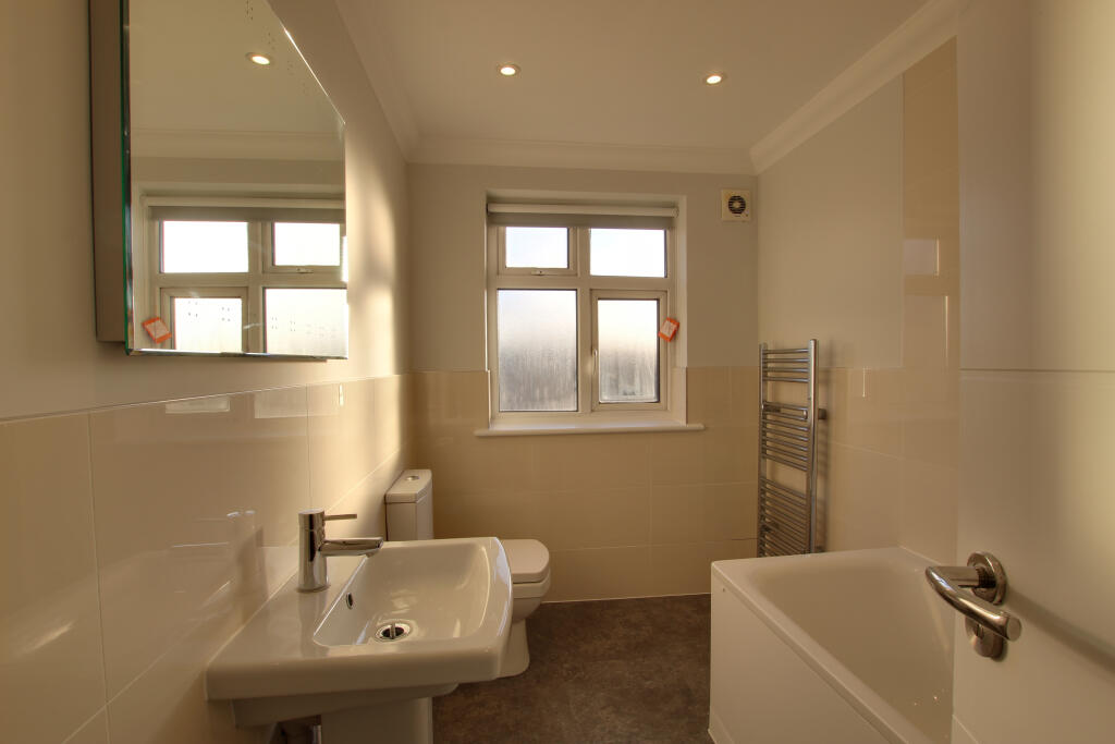13 BATHROOM.jpg