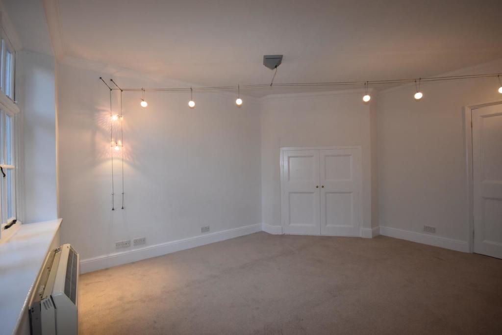Bedroom  1.JPG