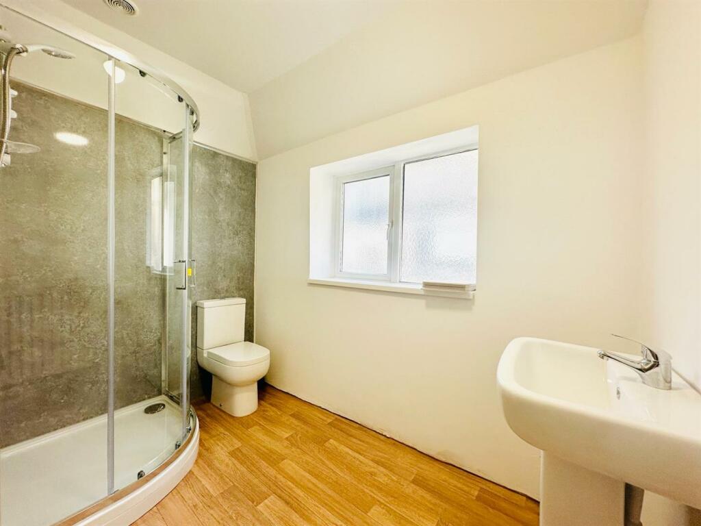 Bathroom next to bedroom 4