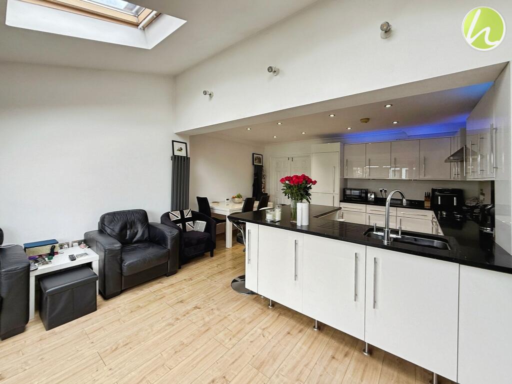 Kitchen/ Dining Room