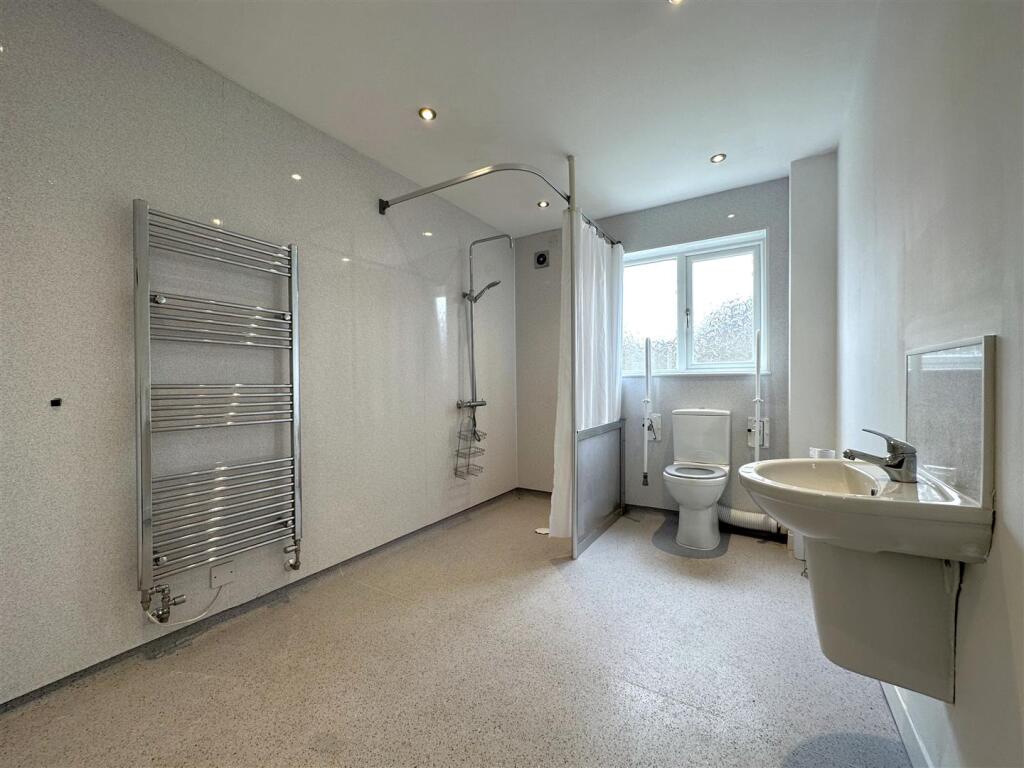 Large Modern Shower Room 128