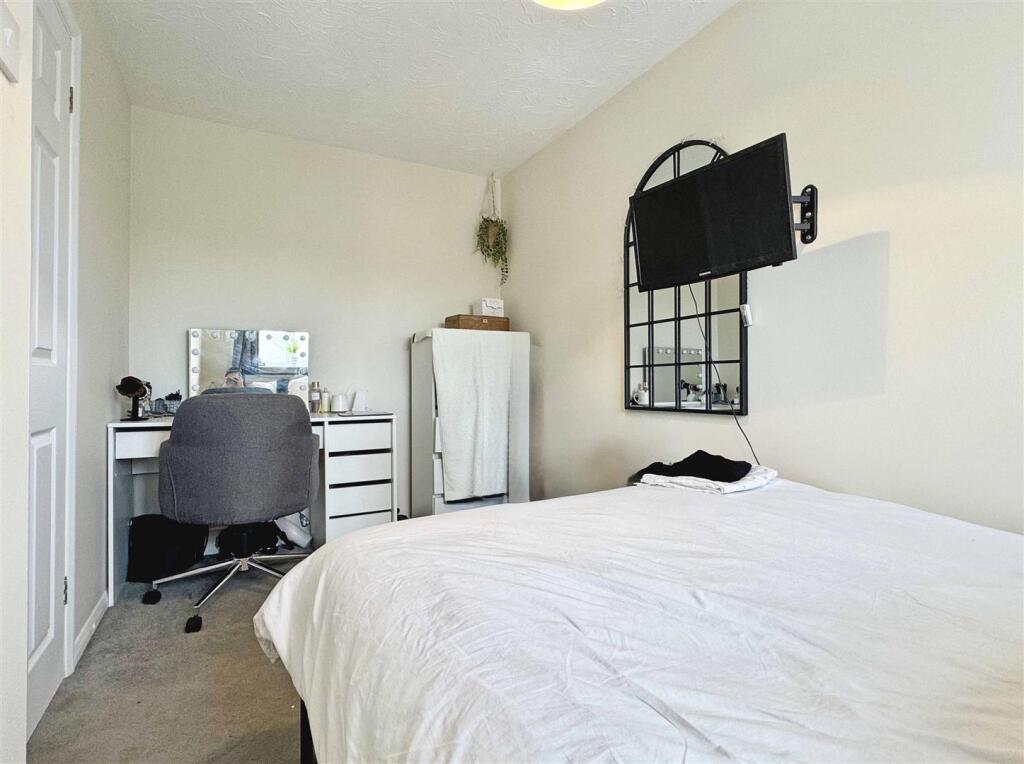 Bedroom 2b.jpg