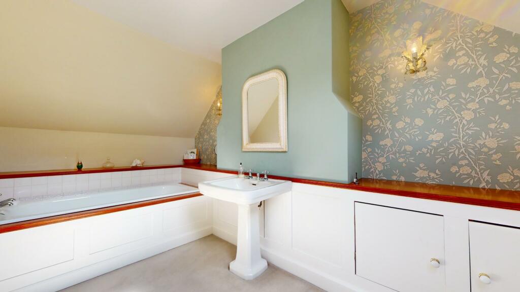 EN SUITE BATHROOM