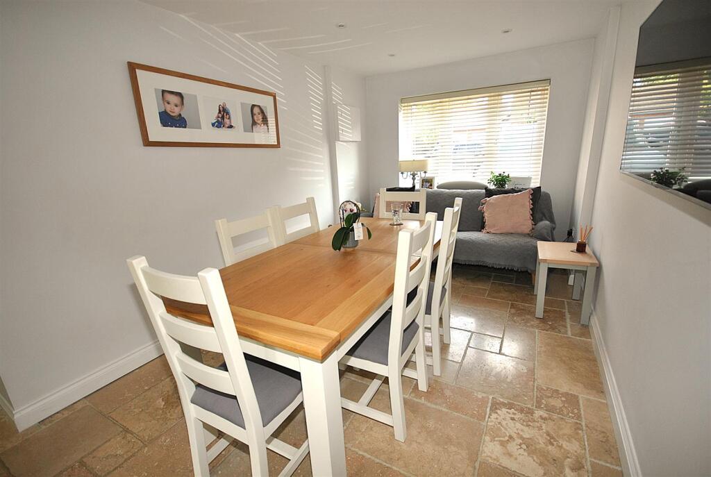 DINING/FAMILY AREA