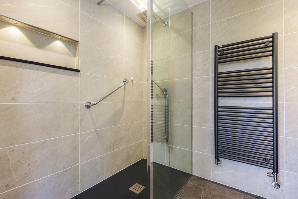 Ensuite to master...