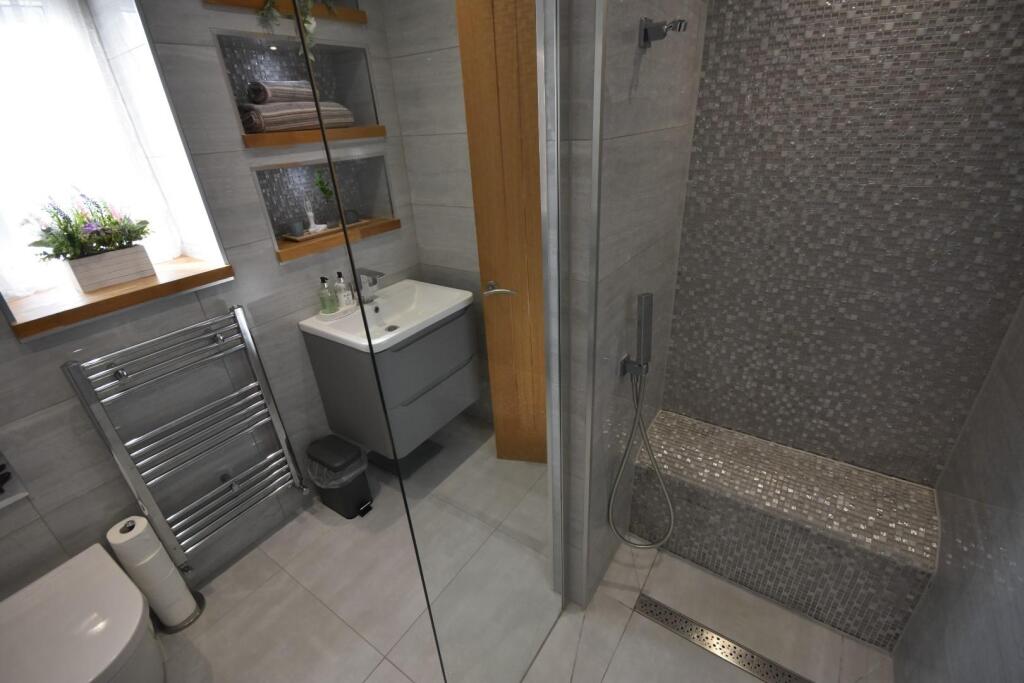 MASTER EN SUITE WET ROOM ALT ANGLE