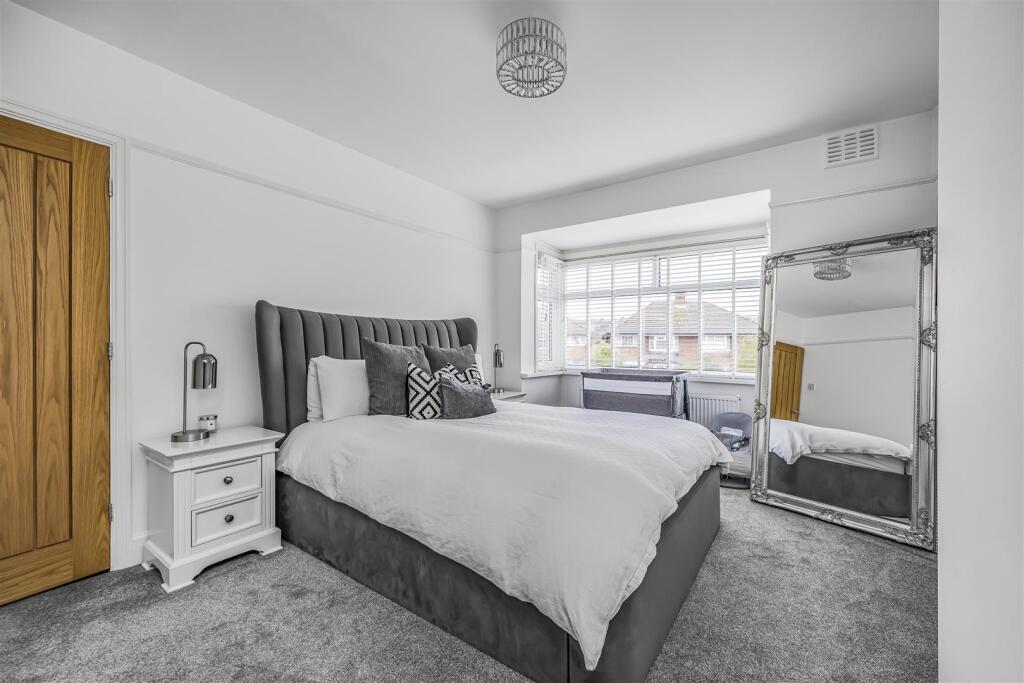 10 Old Manor Way, Drayton-PorticoMarketing-SoldBy-
