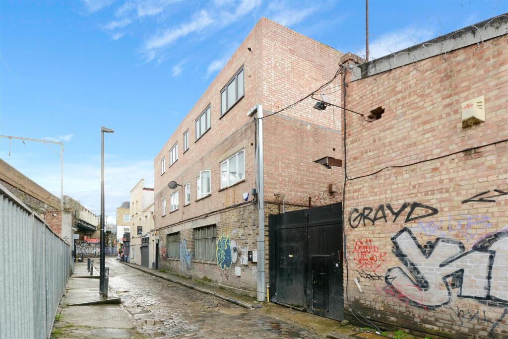 Hollybush Place