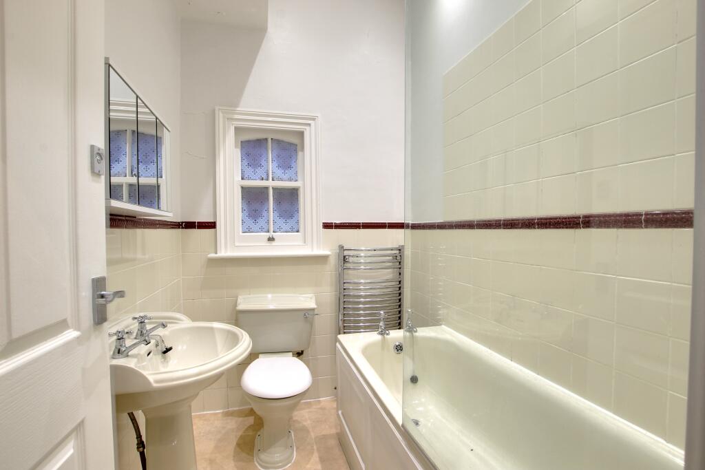 4 BATHROOM.jpg