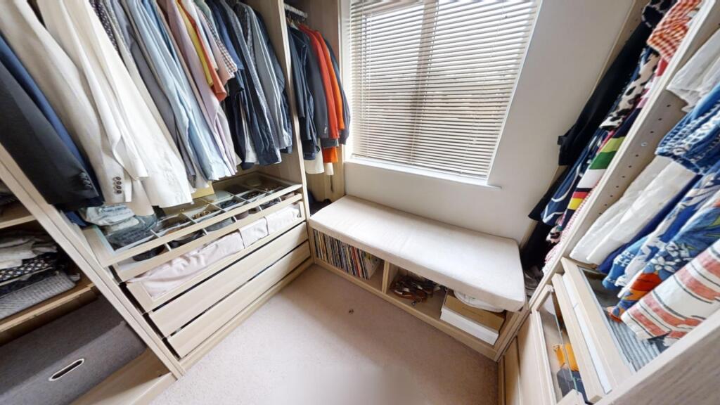 Bed4/walk in wardrobe