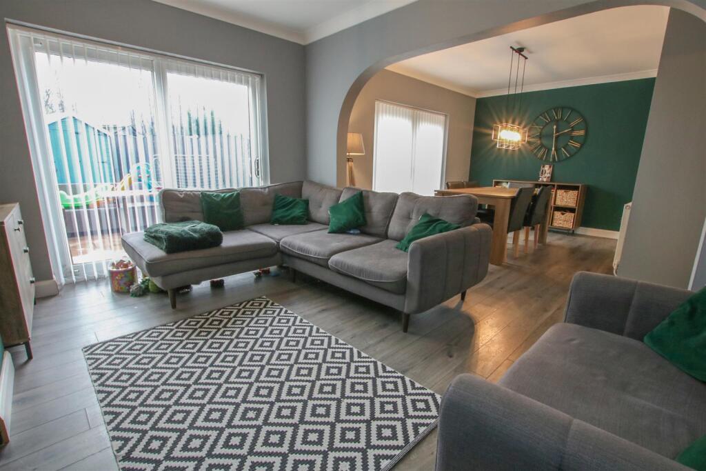 OPEN PLAN LOUNGE/ DINING ROOM