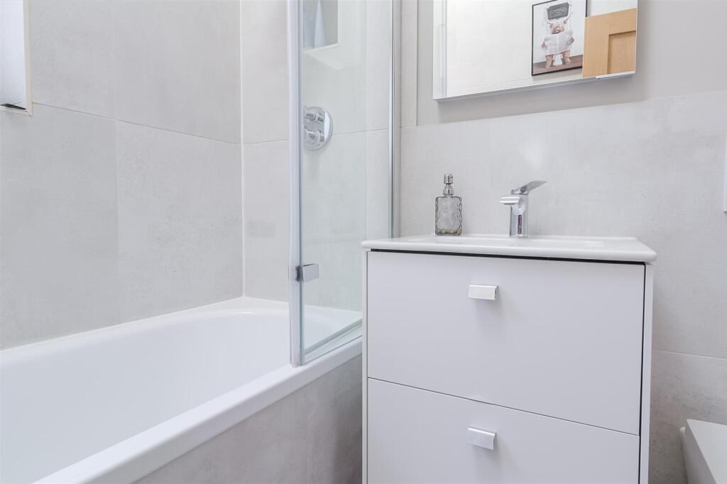 Bathroom (3).jpg