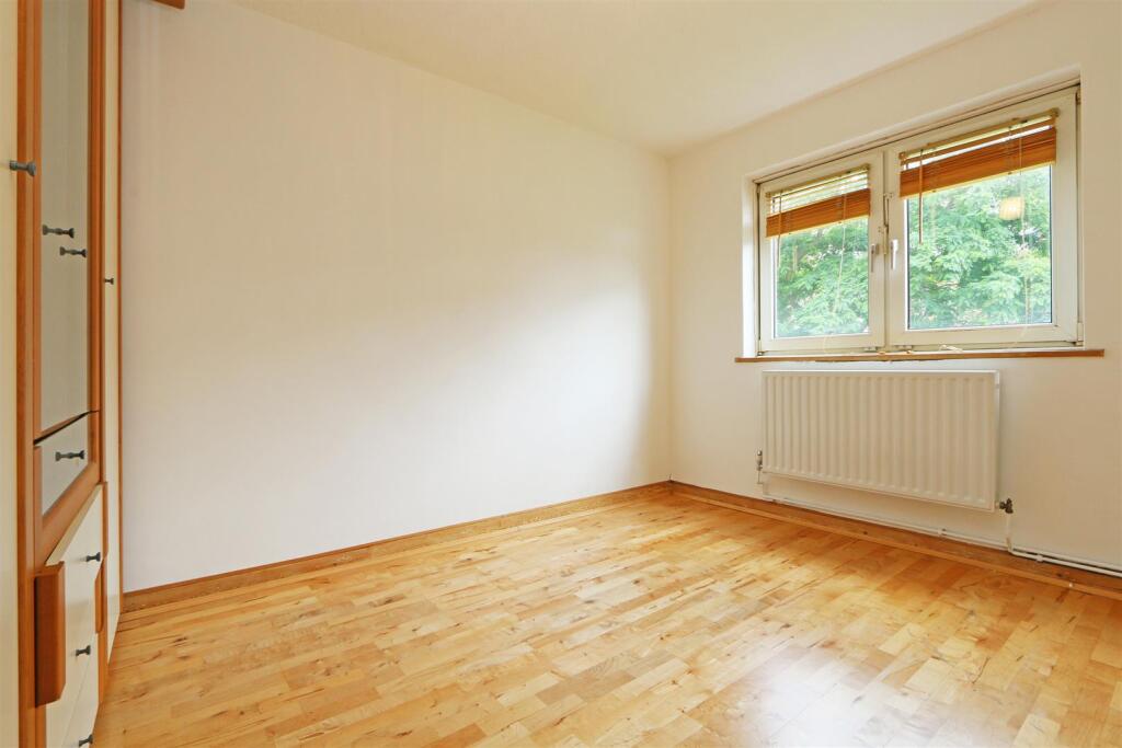 7 Hookham Court bedroom 2.jpg