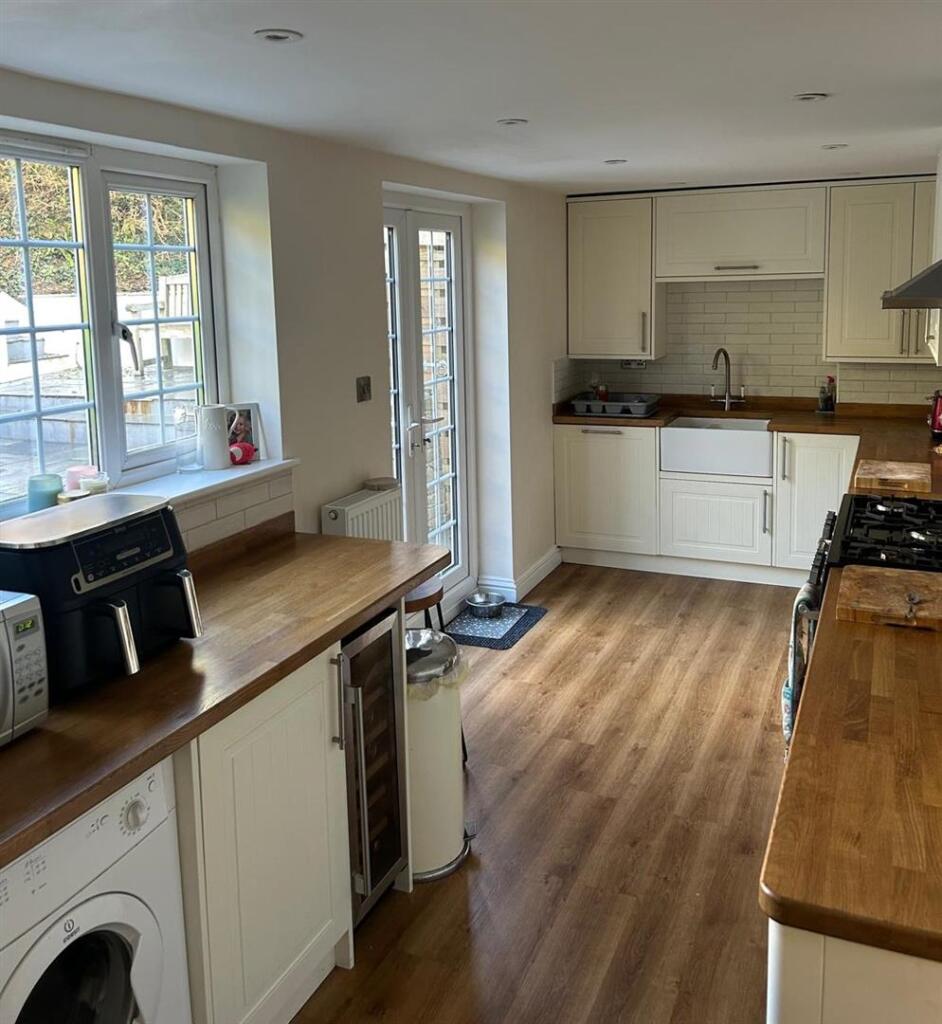 Kitchen: