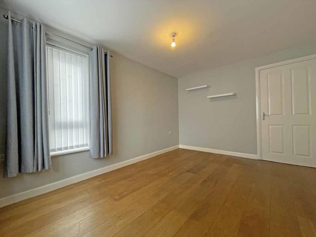 Yellowmead Road 40 Lounge 2...jpg