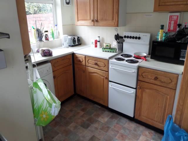kITCHEN .JPG