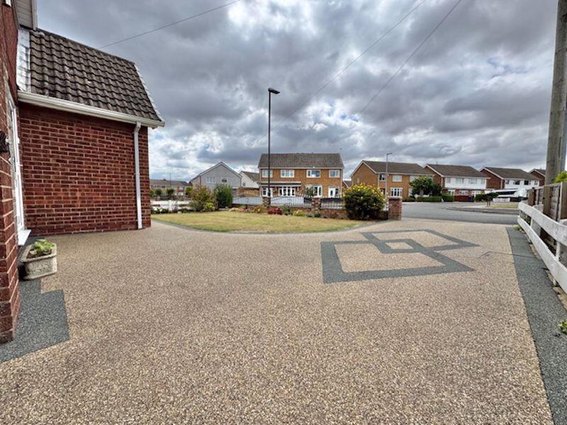 Front garden and driveway