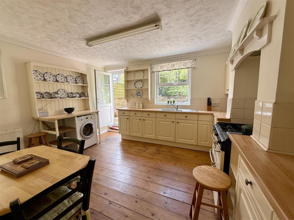 Kitchen/Dining Room: