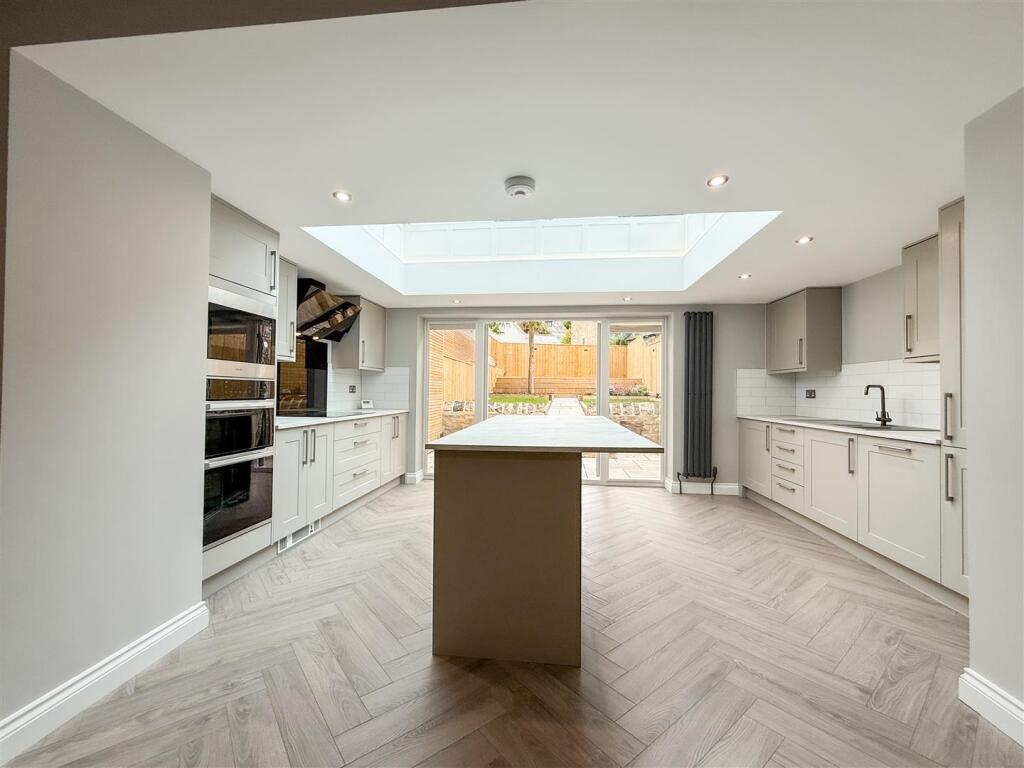 BREAKFASTING KITCHEN