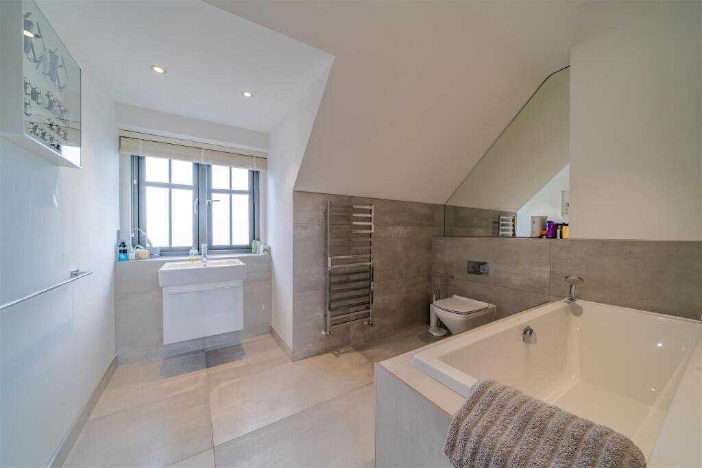 OBI_Will&#39;s House_7R50162-HDR_Bathroom.jpg