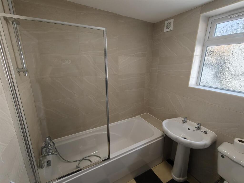 bathroom 2.jpg