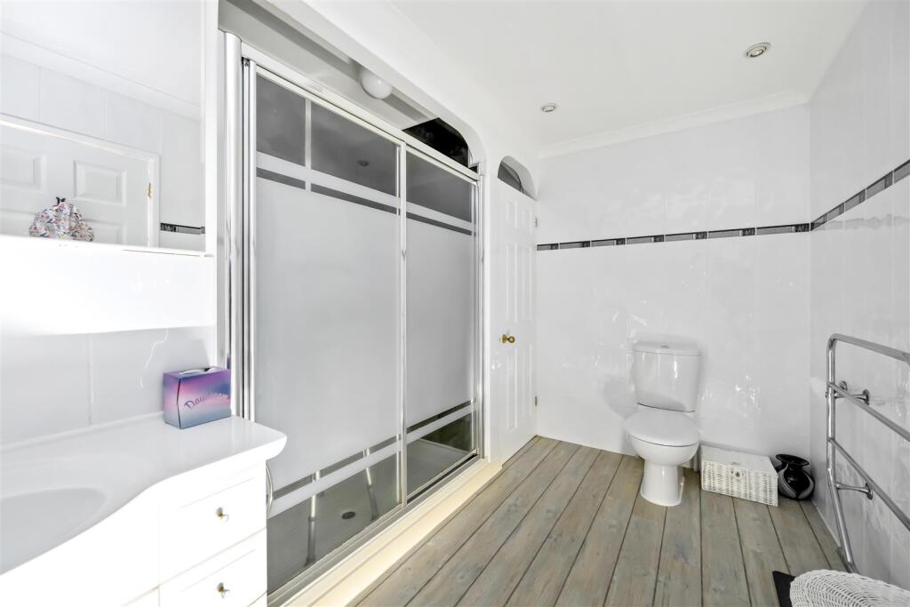 Grand Avenue, Wellington Court 12-023.JPG