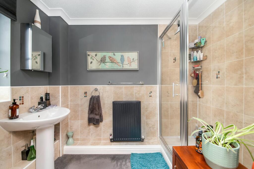 EN-SUITE SHOWER ROOM