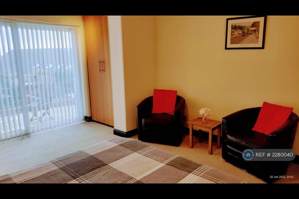 Bedroom Seating &amp; Second Wardrobe &amp; Patio.Door.