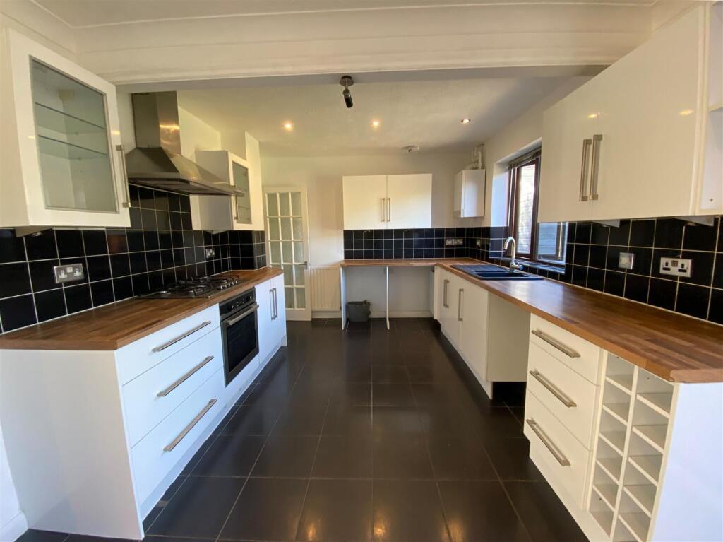 Kitchen 2.jpg
