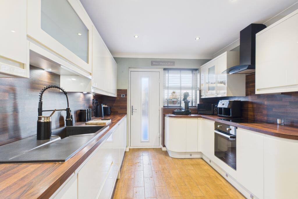 EweMove Spalding -  Cornfield House -  Kitchen