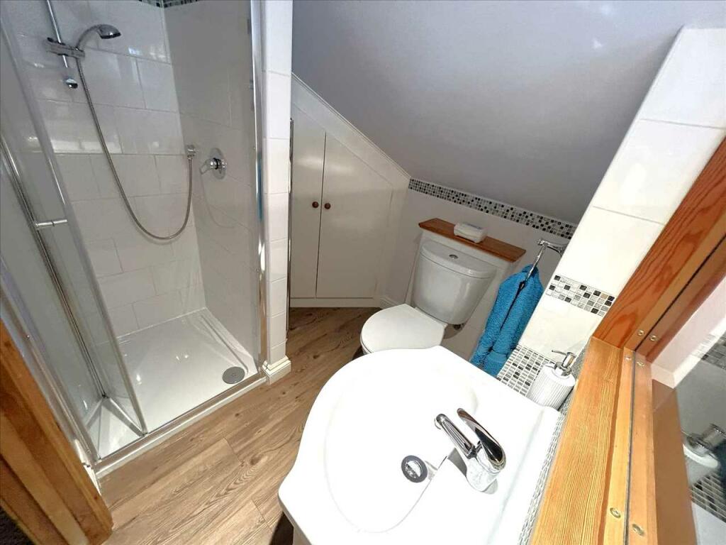 EN-SUITE SHOWER ROOM