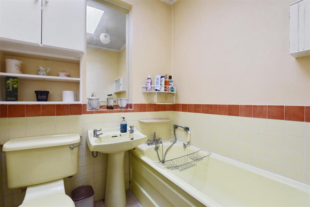 01-9d7bGCWT - 22 Jersey Ave - Bathroom -Original (