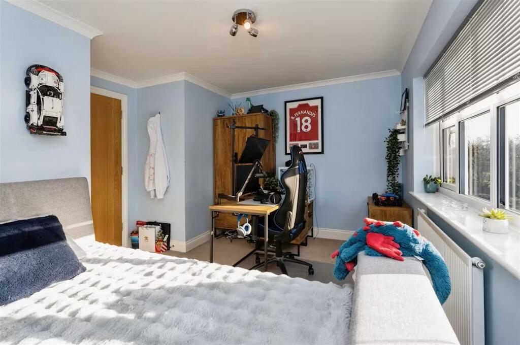 V Bedroom 3