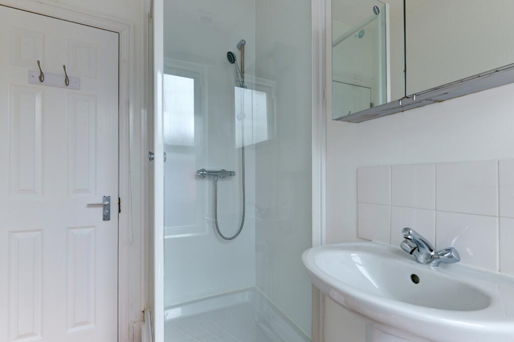 62 Brading Road Bathroom 2 (2)