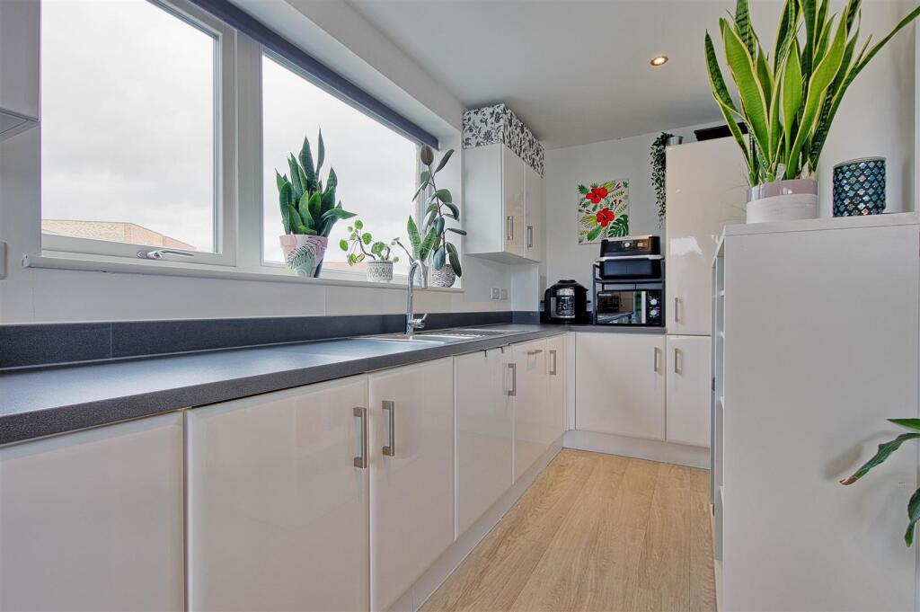 Kitchen 2.jpg