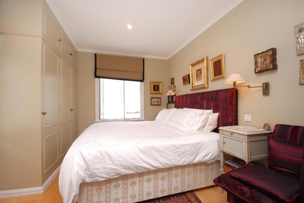 50 Queen's Gate Mews Bed Hi-res.jpg