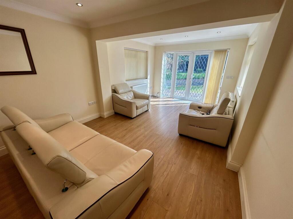 lounge 1.jpg