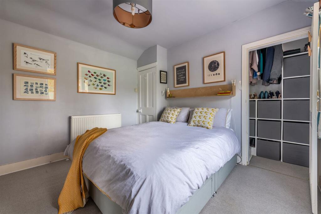 Woodbine Place, E11