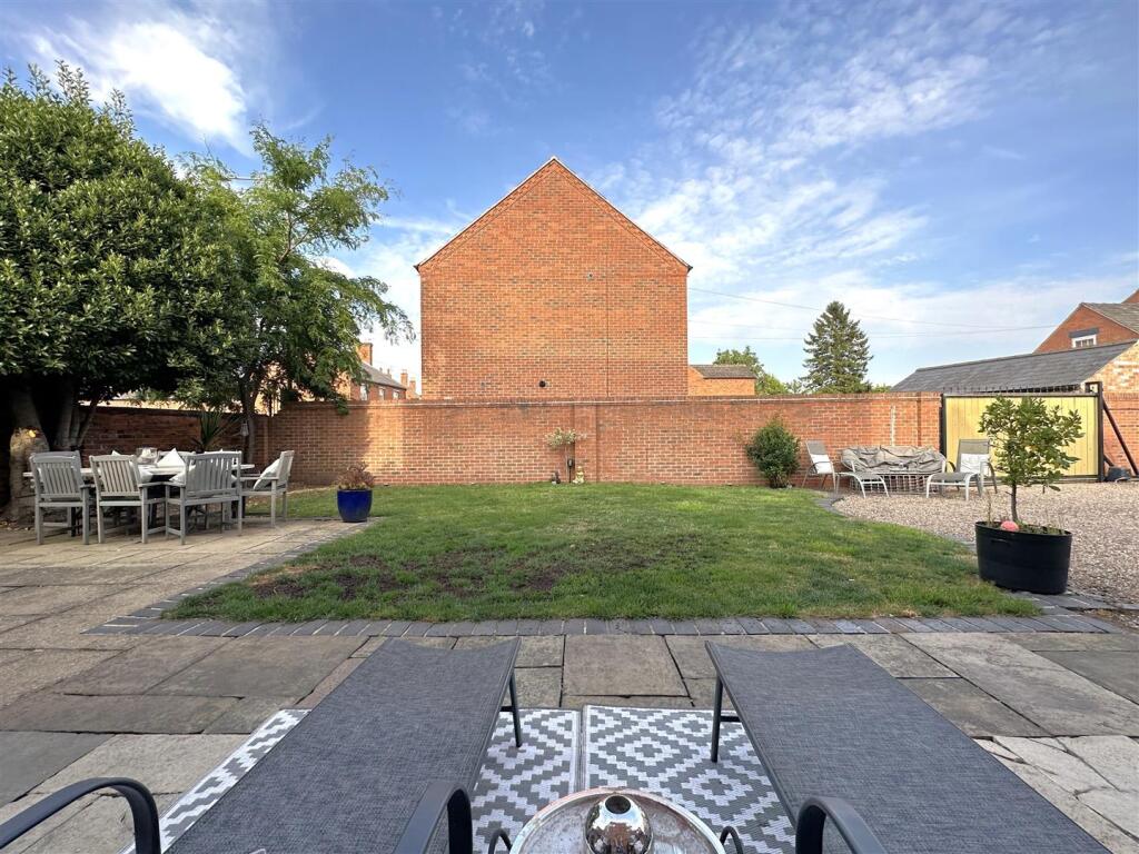 Wall Enclosed Garden 511